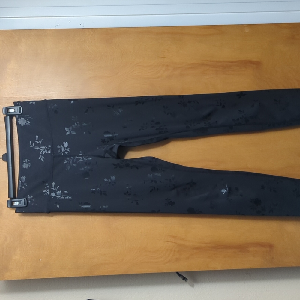 International Concept Compression leggings, floral embossed no pockets